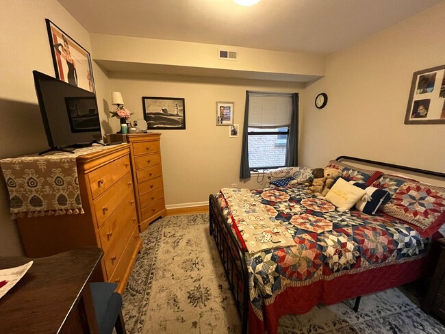 Foto del edificio - Warm Vintage Jumbo 2BR 2Bth w fireplace an...