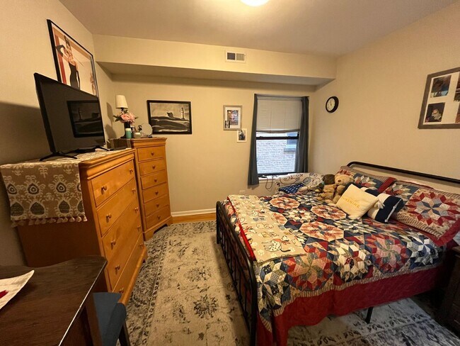 Building Photo - Warm Vintage Jumbo 2BR 2Bth w fireplace an...