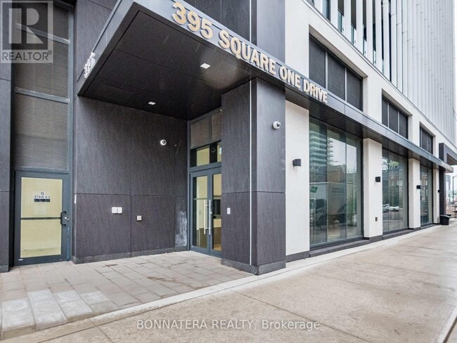 Photo du bâtiment - 395 Square One Dr
