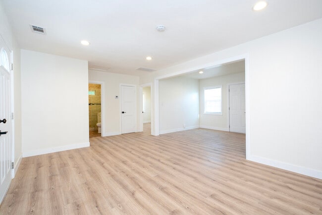 Building Photo - 7912 Vineland Ave