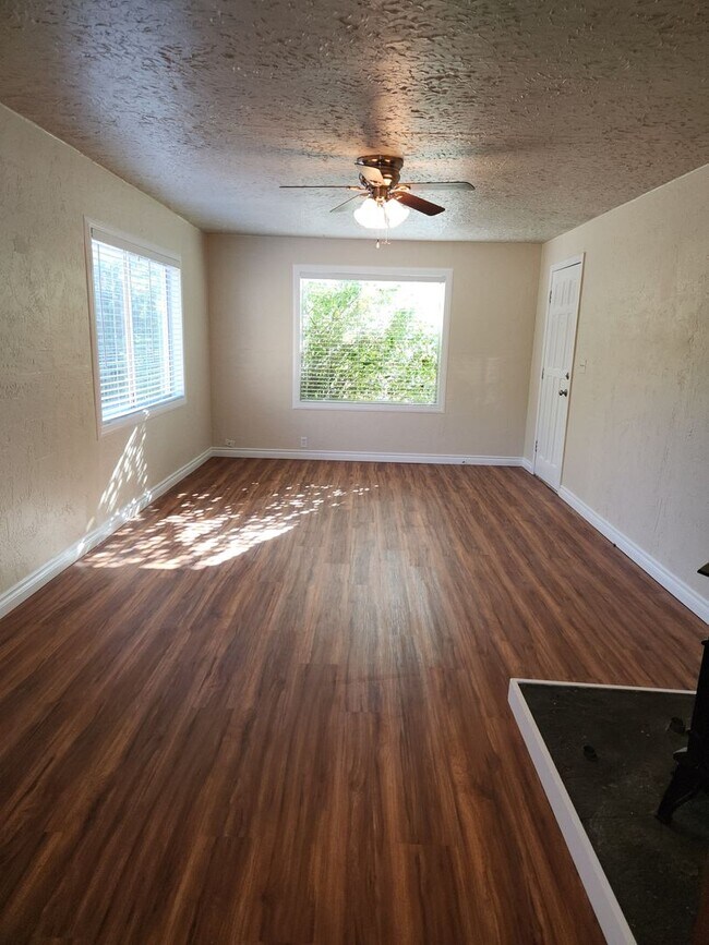 Foto del edificio - 4 Bedroom 1 Bath House
