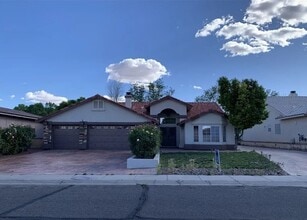 Building Photo - 875 Country Club Dr