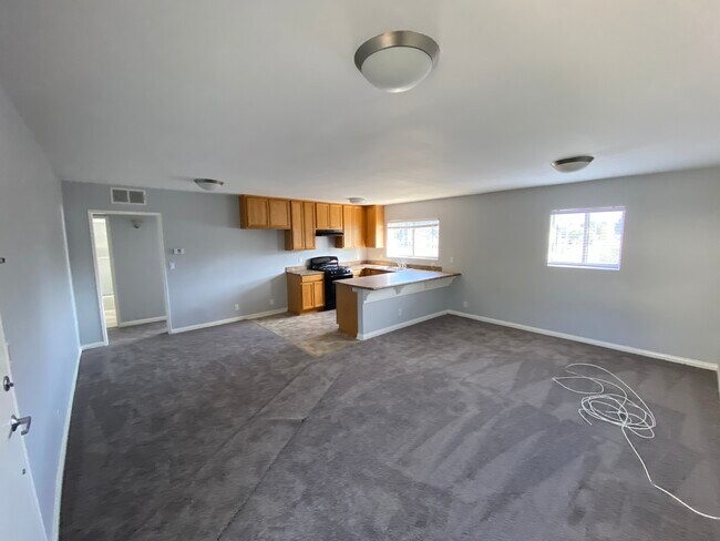 amplia sala de estar - 7100 W 85th St