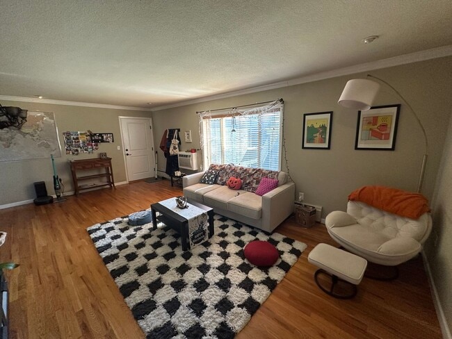 Foto del edificio - Charming Mayfair Townhome with Private Roof Top Deck- Move in Feb 1st- Flexible Lease Terms!