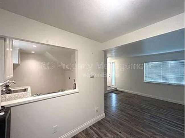 Building Photo - 969 Palm Cir