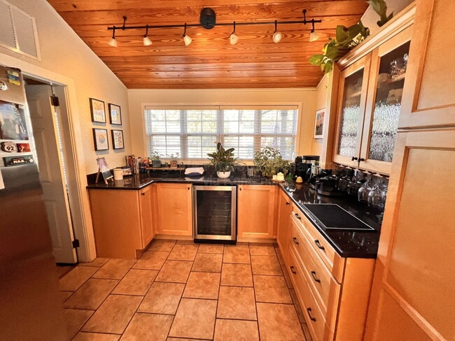 Building Photo - 750 Royal Palm Ct