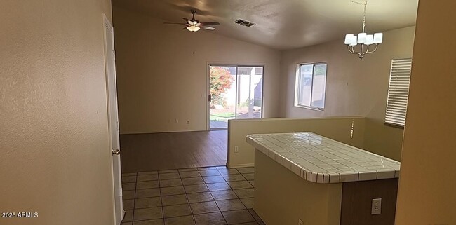 Building Photo - 914 E Monterey St