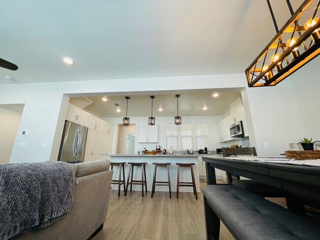 Foto del edificio - Beautiful Townhome!