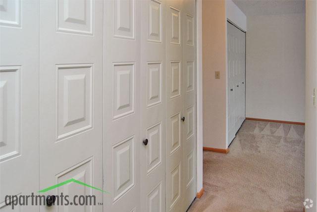 Closet - Ponds of Edina