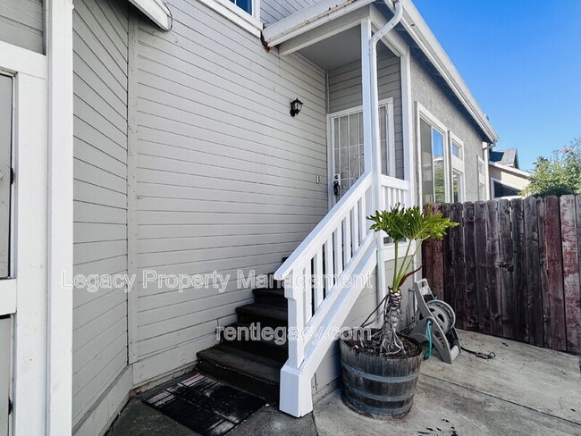 Foto del edificio - 232 Redstone Cir