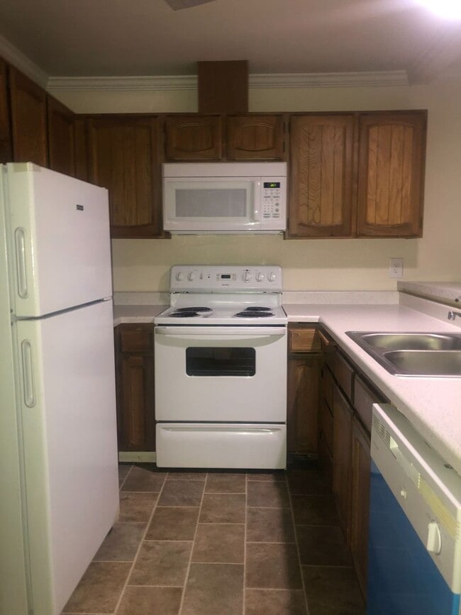 Foto del edificio - Convenience galore is what describes this condo!