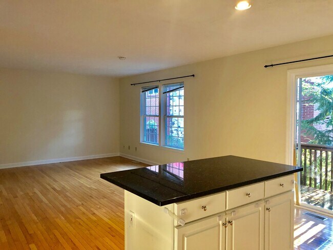 Foto del edificio - Beautiful 3 Bedroom Townhome In Bloomfield...