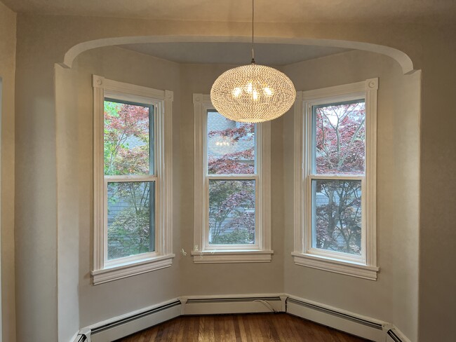 Building Photo - 6 E Oak Ave