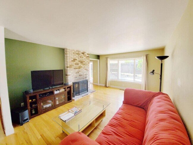 Building Photo - 5349 Elrose Ave