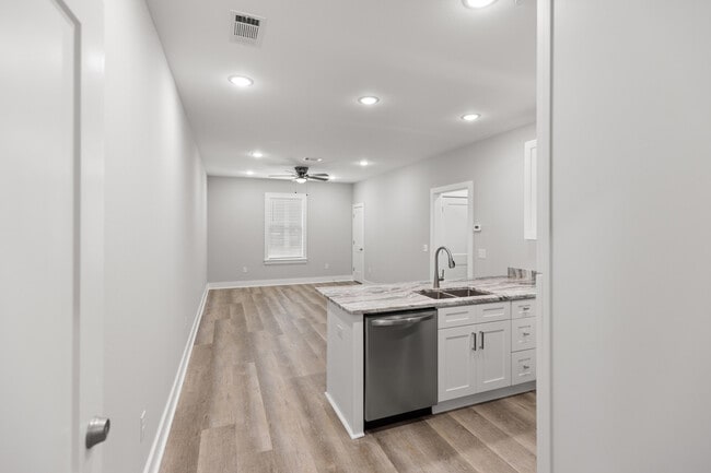 Building Photo - 305 Okaloosa Ave