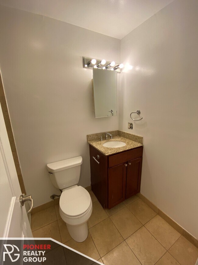 Foto del edificio - 643 W Wrightwood Ave