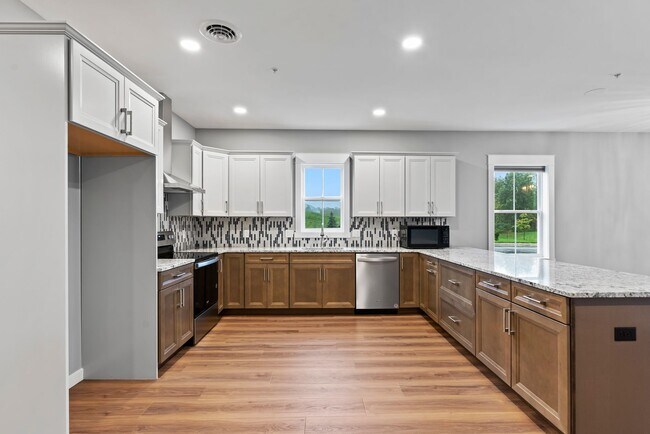 Foto del edificio - Luxury 3 Bed, 2.5 Bath - Townhome - AVAILABLE Nov. 17, 2025