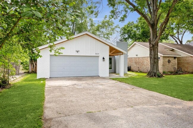 Building Photo - 9319 Carousel Ln