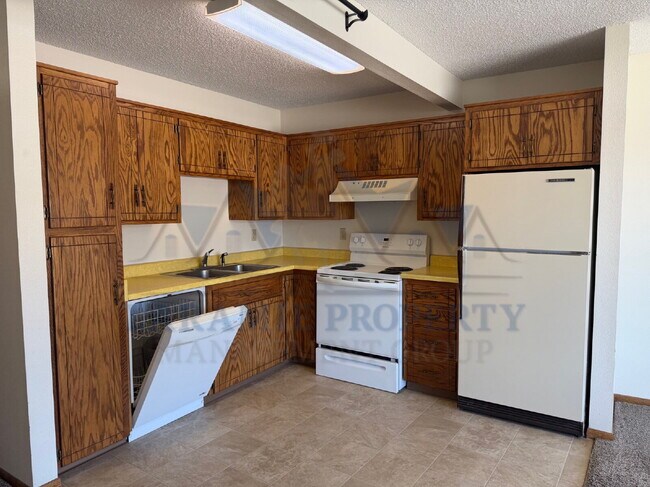 Foto del edificio - Garden-Level 1-Bedroom with Walk-In Closet -Near UW Bus Lot