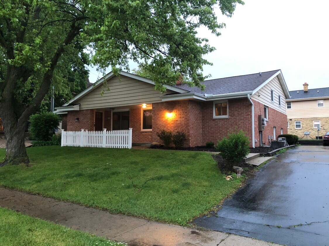 Primary Photo - 2652 N 124th St