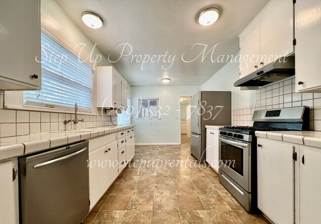 Foto del edificio - Cozy Downtown 2 Bedroom Bungalow in the He...