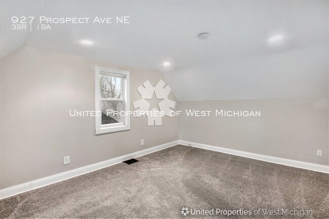 Building Photo - 927 Prospect Ave NE
