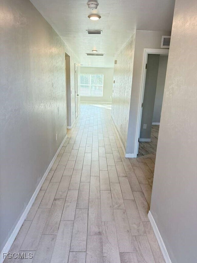 Foto del edificio - 5019 Moon Ln