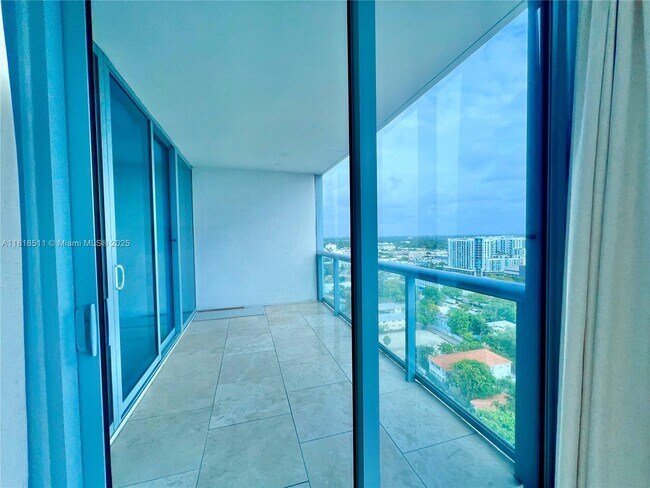 Foto del edificio - 601 NE 36th St