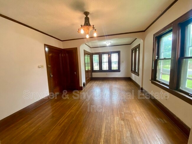 Building Photo - 689 Schiller Ave