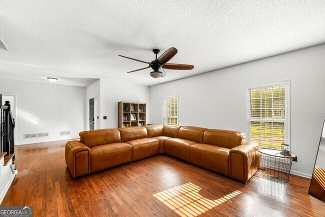Building Photo - 176 Oak Leaf Dr