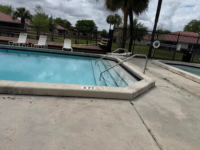 Foto del edificio - 9921 Three Lakes Cir