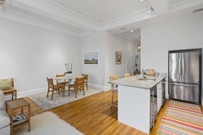 Building Photo - 105 Beacon St
