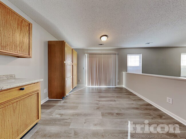 Building Photo - 2490 Lakecrest Dr