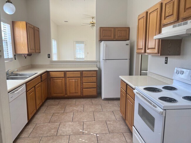 Foto del edificio - 1 week free! 2 Bedroom w/ fireplace, gated entrance for privacy and 2 CG