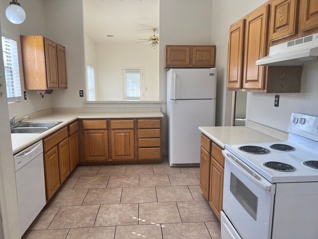 Building Photo - 2 Bedroom w/ fireplace, gated entrance for privacy and 2 CG