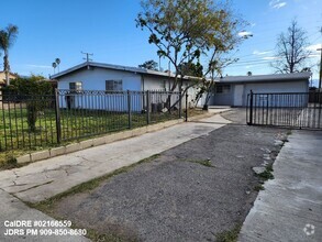 Building Photo - 845 N Lilac Ave