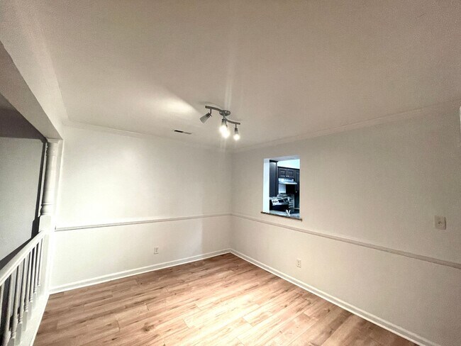 Foto del edificio - 3 bedroom townhome! Fenced backyard.