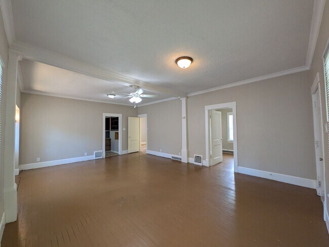 Foto del edificio - 2 Bedroom Home with hard surface flooring!