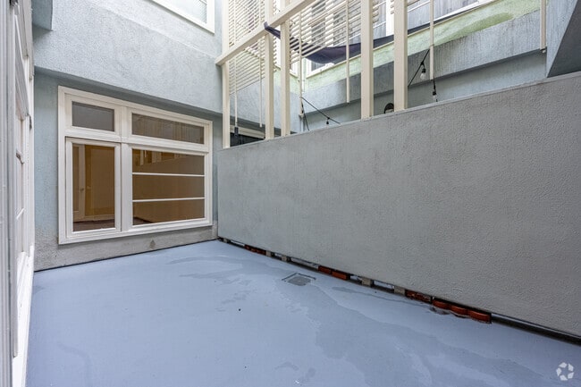 1HAB, 1BA - 978SF - PATIO - Spring Arcade Building