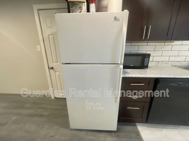 Building Photo - 105 Algoma St N