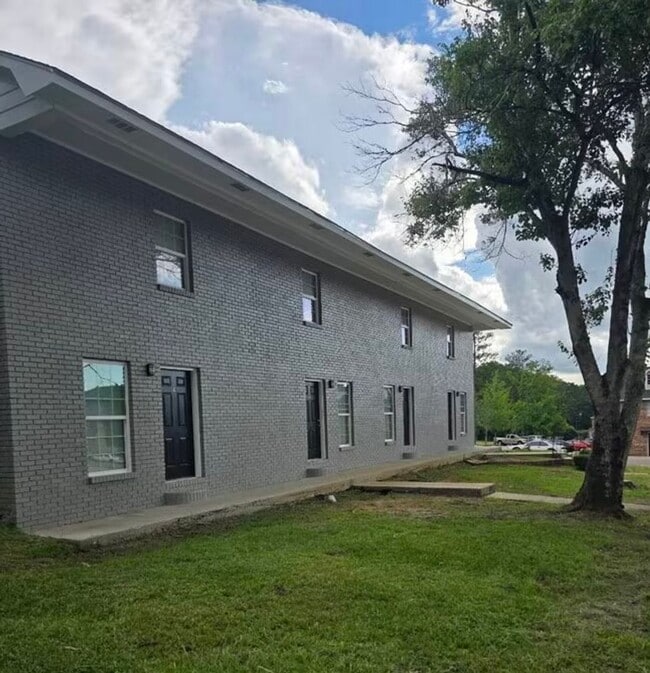 Building Photo - Newly Major Renovated Beverly Manor