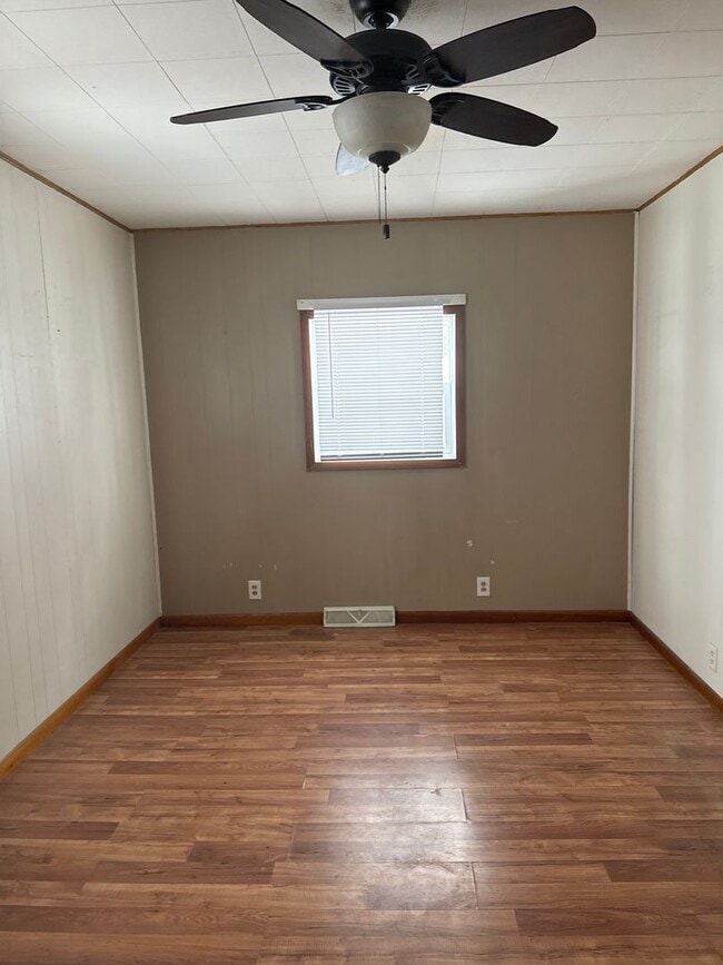 Building Photo - 907 N Daniels Ave