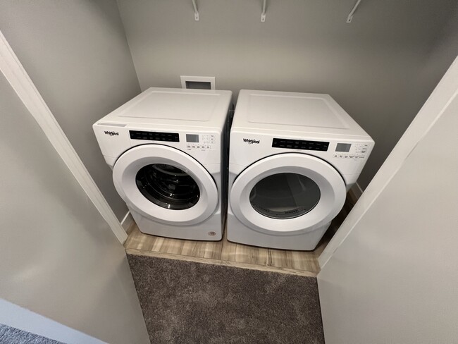 Photo du bâtiment - 1729 Keene Cres SW