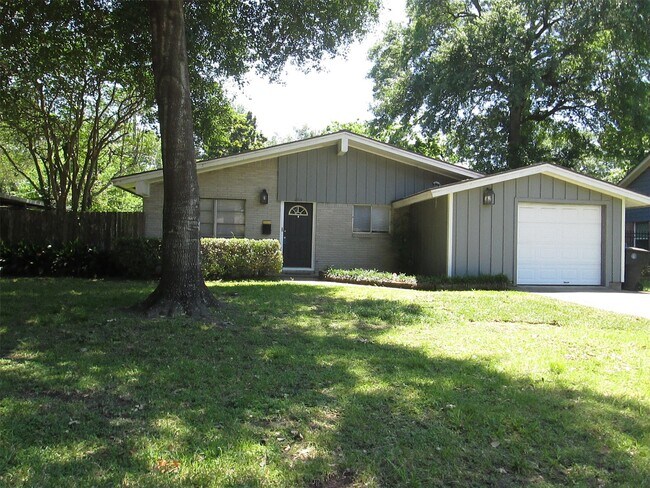 Foto del edificio - 2311 Bron Holly Dr