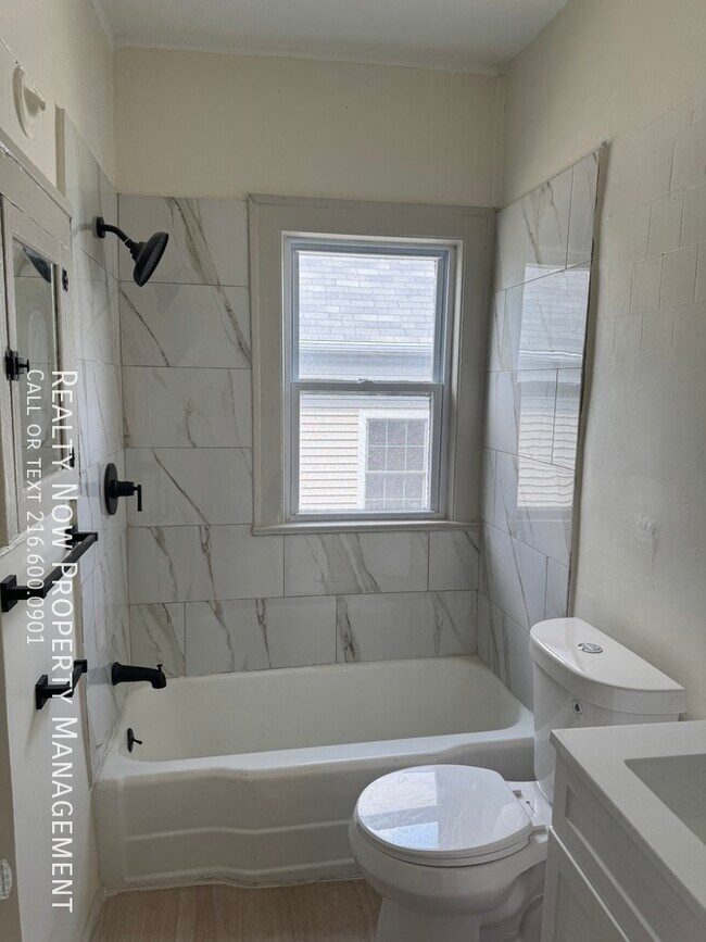 Foto del edificio - 2649 E 110th St