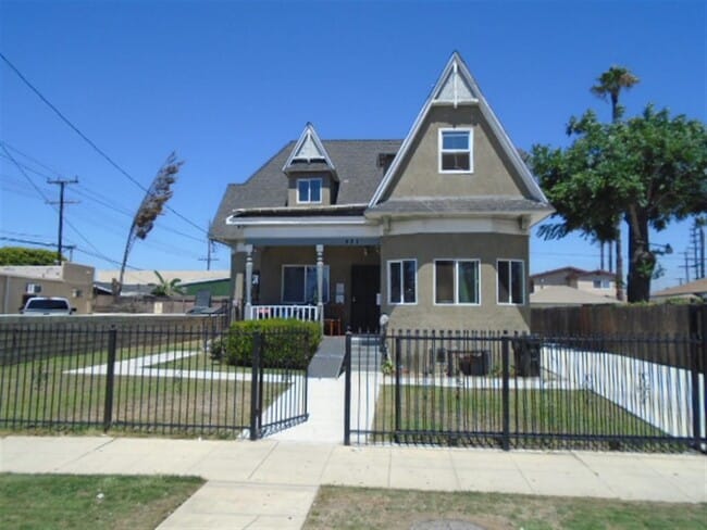 Building Photo - 851 W 93rd St