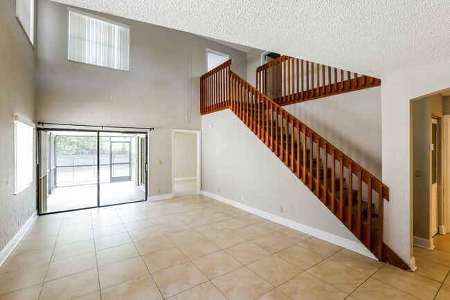Foto del edificio - 578 Lakeside Cir
