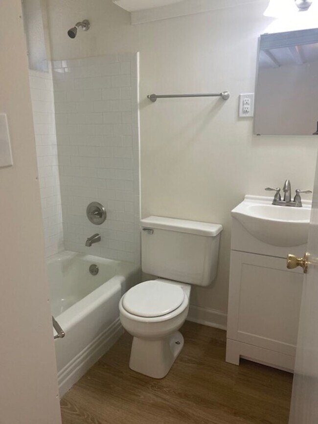 Foto del edificio - Charming Renovated 1BR – Water & Parking Included!