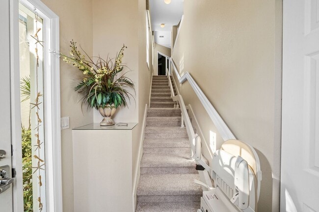 Building Photo - Rarely available for rent this Second-floo...