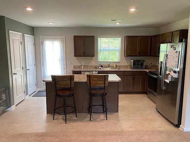 Building Photo - 4 Bedrooms 2.5 Bathrooms